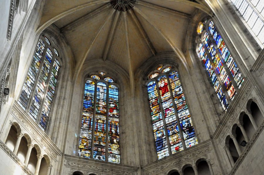 L'abside et ses vitraux Renaissance (de gauche à droite : les baies 101, 100, 102 et 104)