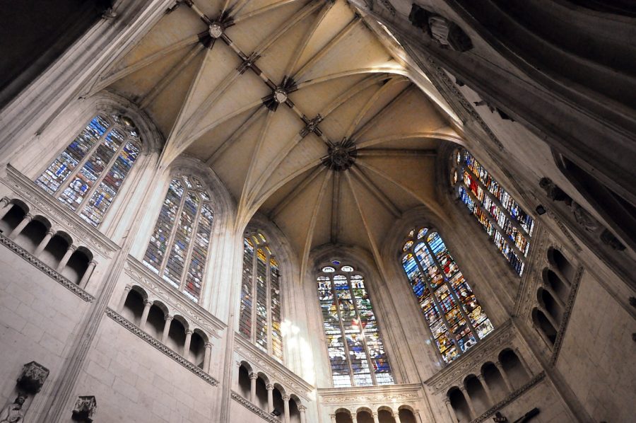 Vue d'ensemble de la voûte du chœur avec ses verrières Renaissance