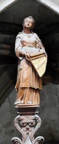Statue de sainte Cécile au-dessus de l'orgue de chœur
