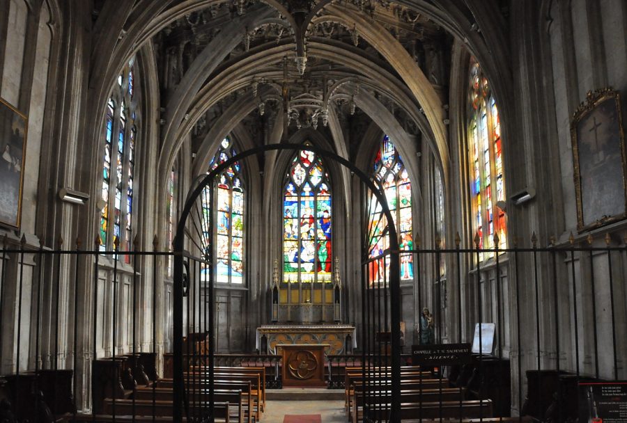 La chapelle axiale et ses vitraux des XVIe et XIXe siècles