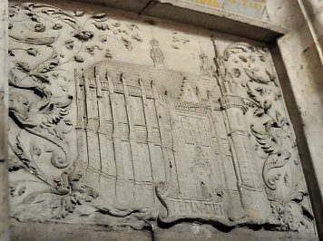 Bas-relief : le temple de Dieu (chapelle Saint-Joseph)