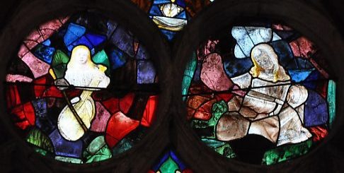 Détail de la baie 10, tympan : deux anges musiciens (XVIe siècle)