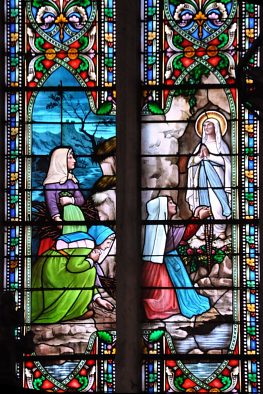 Vitrail dans le transept : Bernadette Soubirous
