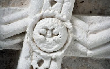 Sculpture sur une clé de voûte dans la nef romane