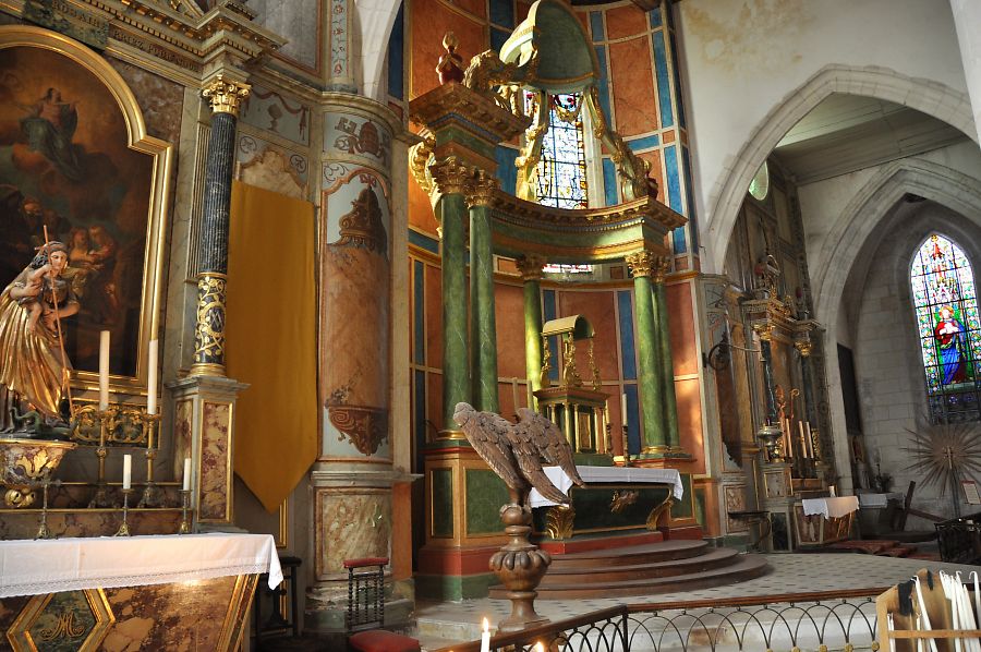 Quatre des cinq autels de l'abside de Saint-Martin