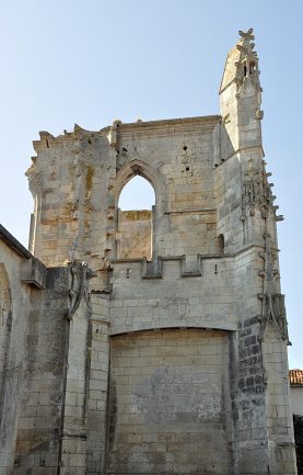 Ruines du transept fortifié en style gothique flamboyant