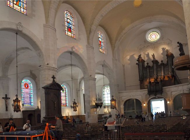La nef et les orgues de Saint-Sauveur vues depuis le maître-autel