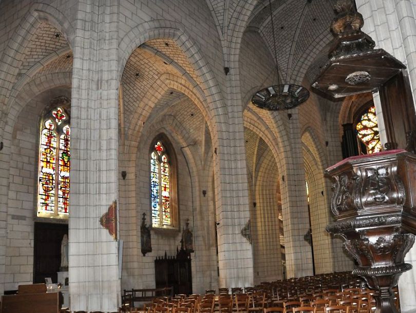 La nef et le bas-côté droit avec ses vitraux modernes