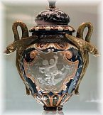 Faïence de Parthenay, un vase couvert, détail
