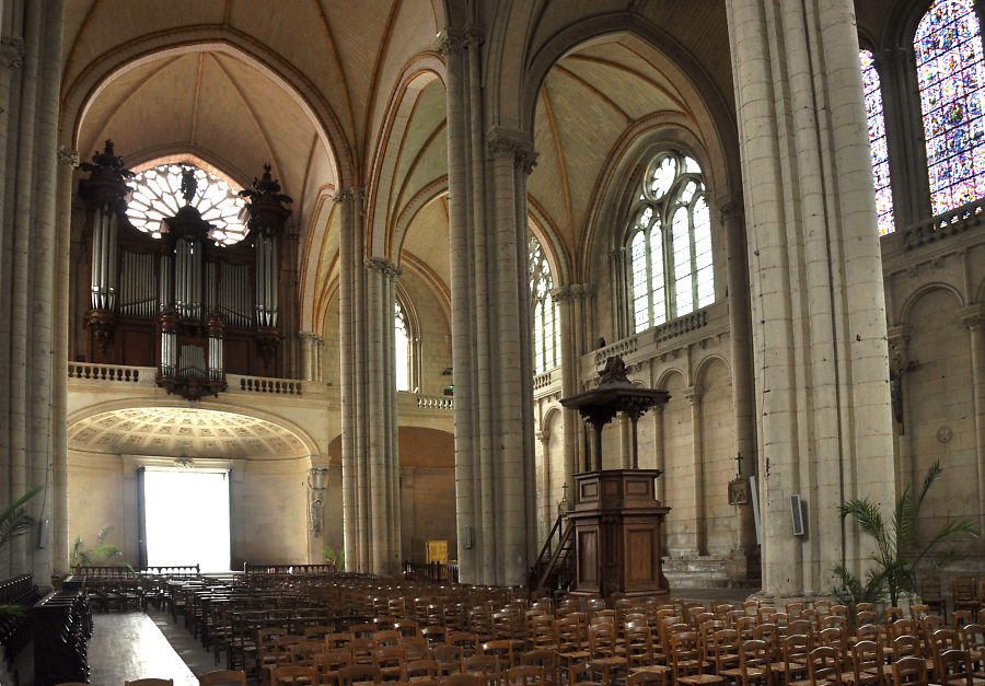 Vue de la nef du côté des orgues