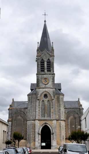 La façade néogothique de Notre-Dame (1860)