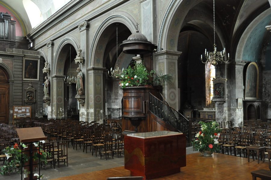 La nef avec ses statues et sa chaire à deux escaliers