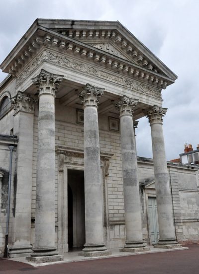 La façade monumentale comprend quatre colonnes corinthiennes.