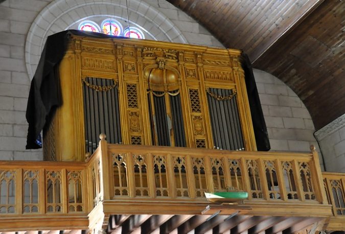 L'orgue de tribune et sa belle ébénisterie
