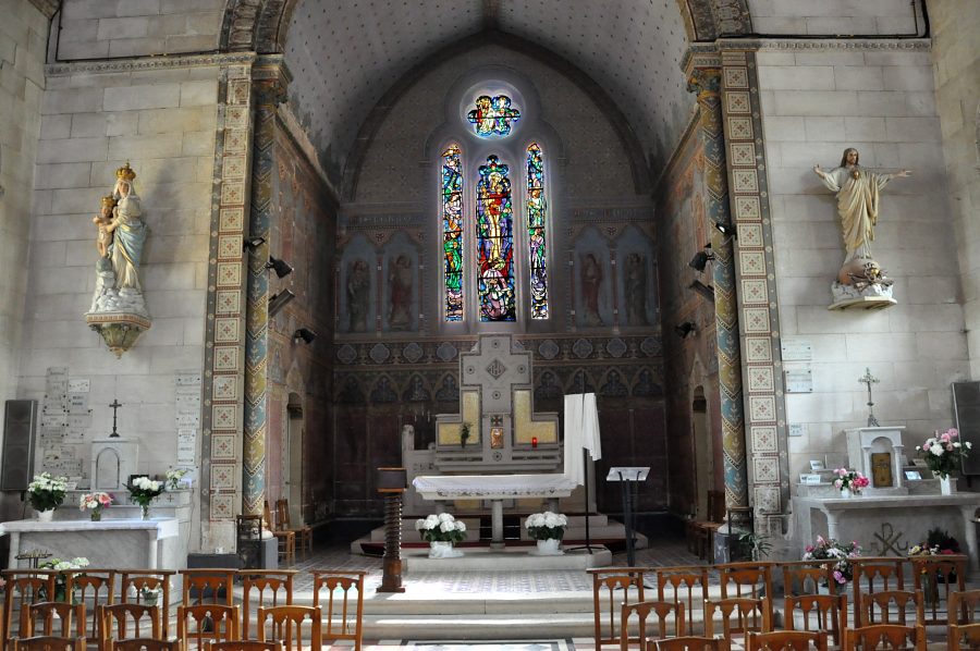 Vue d'ensemble du chœur avec ses deux autels latéraux