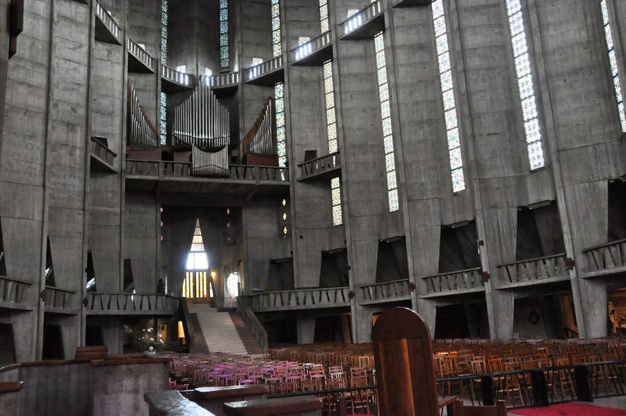 La nef et l'orgue de tribune vus du chœur