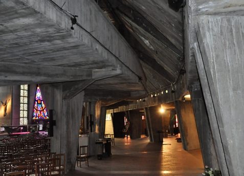 Les impressionnants bas-cts rappellent le matériau de base de l'église : le ciment armé.