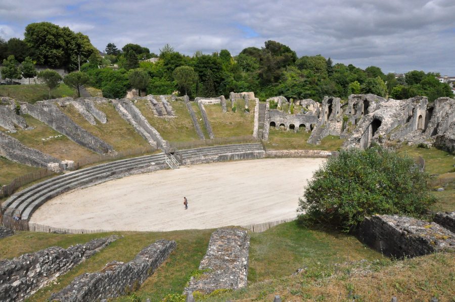 Vue générale de l'amphithéâtre gallo-romain de Saintes