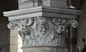 Chapiteau standardisé dans la nef