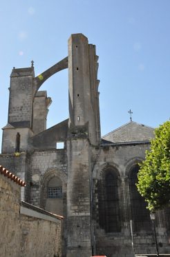 Le chevet et les vestiges du XIIIe siècle