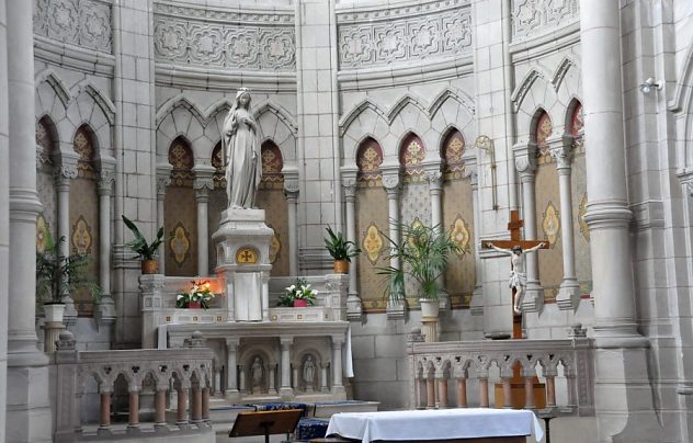 Autel de la Vierge dans l'abside