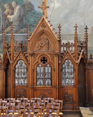 Confessionnal néogothique dans le transept