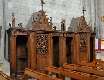 Confessionnaux néogothiques dans la nef