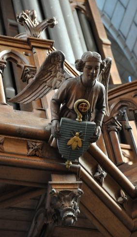 L'orgue de tribune : ange penché au balcon