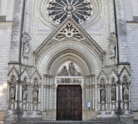 Le portail de la façade néogothique
