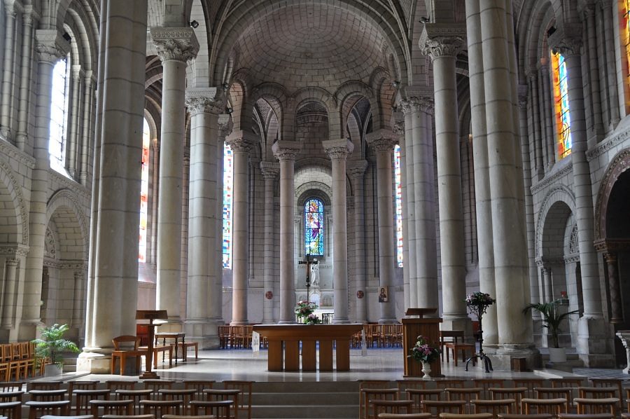 Le magnifique chœur roman-poitevin de l'église Saint-Laud