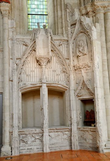 Le sacraire gothique dans le chœur