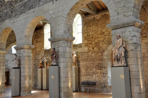 Statues et arcades de Foulques Nerra (XIe siècle) sur le côté droit