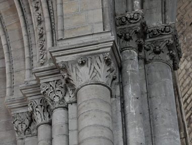 Chapiteaux à feuillages et à personnages dans le transept  (XIIIe siècle)