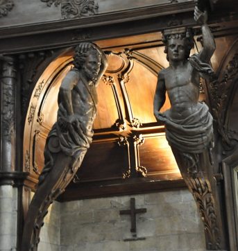 Deux atlantes soutiennent l'orgue à gauche