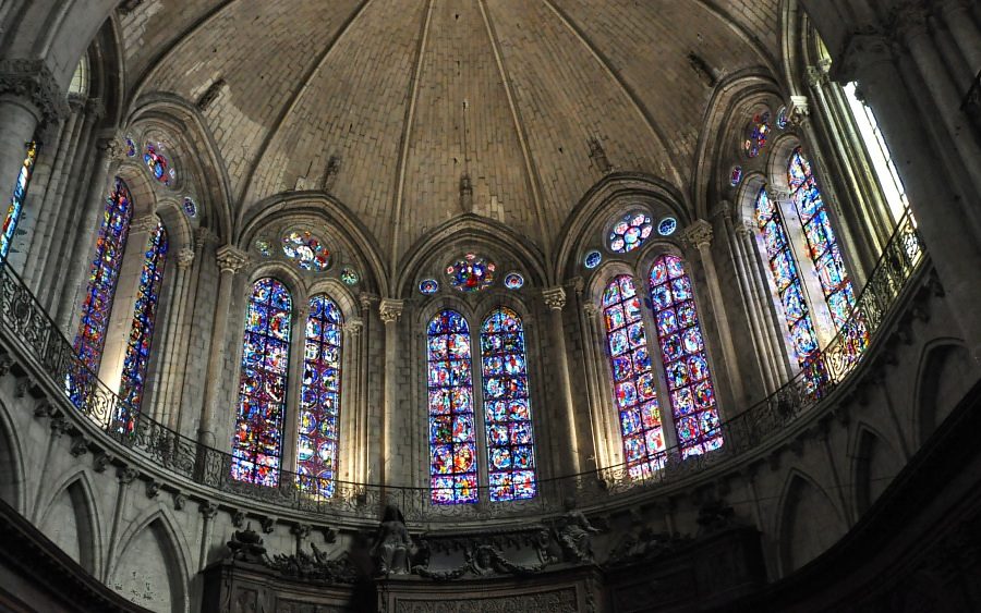 L'abside de la cathédrale Saint-Maurice et ses vitraux du XIIIe siècle