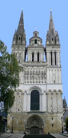 La façade de la cathédrale Saint-Maurice