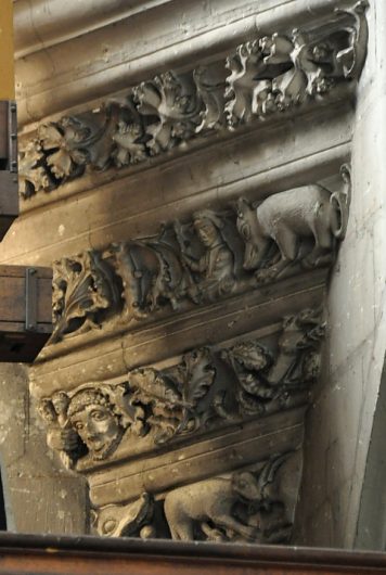 Impressionnantes séries de sculptures autour de la tribune (XVe  siècle)