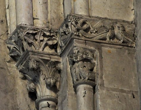 Chapiteaux dans une chapelle absidiale (XIIe ou XIIIe siècle)