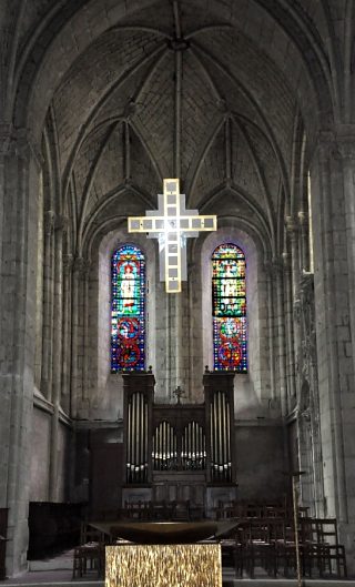 Le chœur de Saint-Serge et ses deux vitraux du XIXe siècle