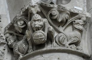 Chapiteau néo-roman du XIXe siècle dans la nef