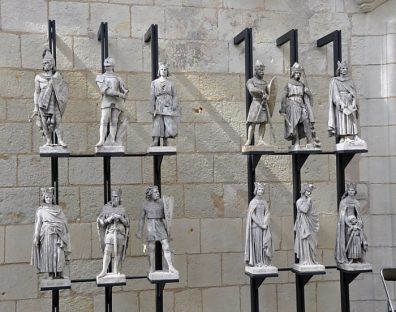 Modèles de douze statuettes entourant la statue du roi René