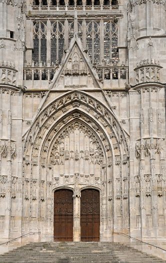 Le portail sud en gothique flamboyant est surmonté d'un gable
