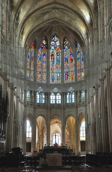 L'abside et ses vitraux datés aux environs de l'an 1300