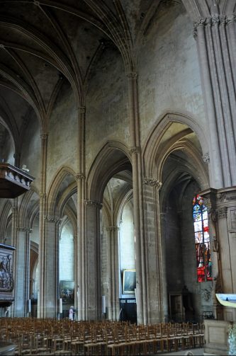 La nef avec les chapelles latérales nord
