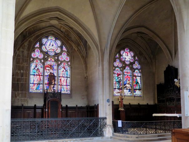 Deux chapelles du bas–côté nord. Sur la droite, le retable flamand du début du XVe siècle.