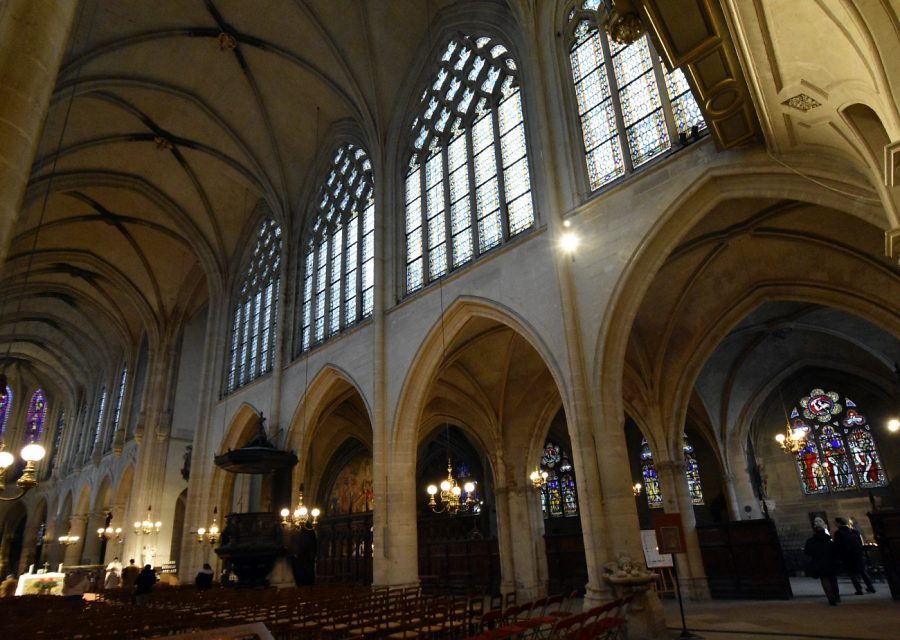 Vue en grand angle de toute l'élévation sud de l'église Saint–Germain l'Auxerrois