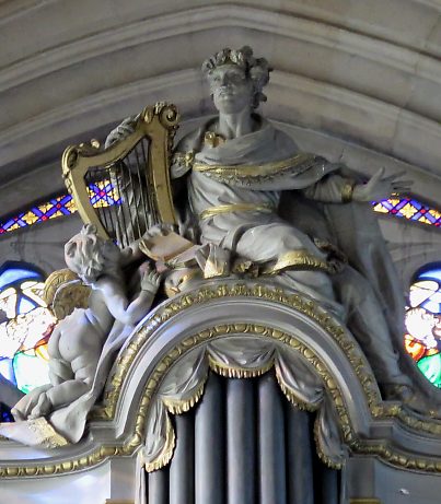Le roi David trône au-dessus de la tourelle centrale de l'orgue