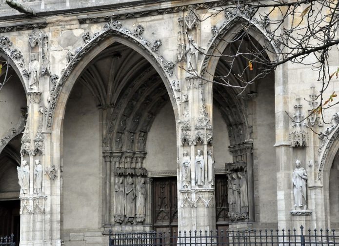 Ornementations gothiques du porche de l'église Saint–Germain l'Auxerrois, vue partielle