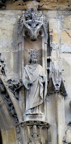 Statue de Charlemagne dans le porche