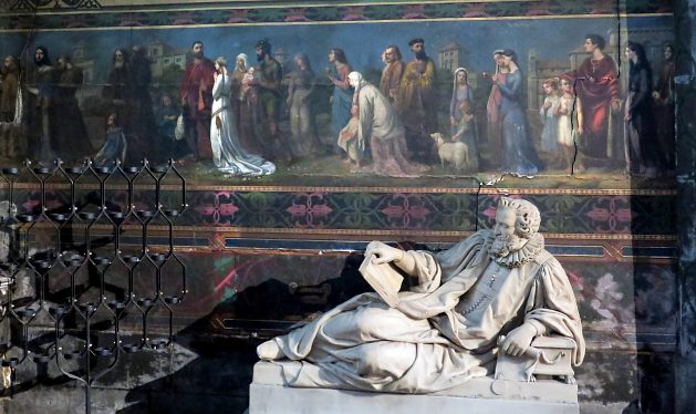 Chapelle Saint–Landry : peinture murale représentant des épisodes de la vie de saint Landry par Joseph Guichard (1843) et, au premier plan, statue d'Étienne Ier d'Aligre (1550–1635)